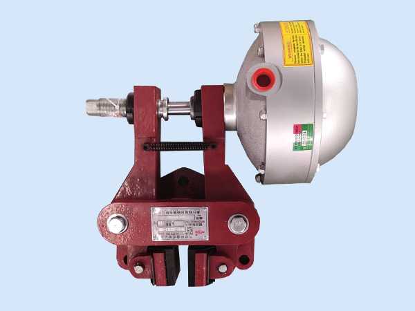 2、圖二為QDE常閉式鉗盤式制動(dòng)器，比較常用在較大扭矩的剎車，如鋼材加工設(shè)備等；